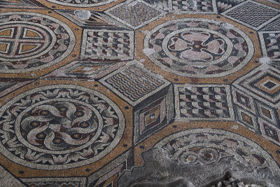 Antakya Museum Hotel Geometric mosaic sept 2019 5712.jpg