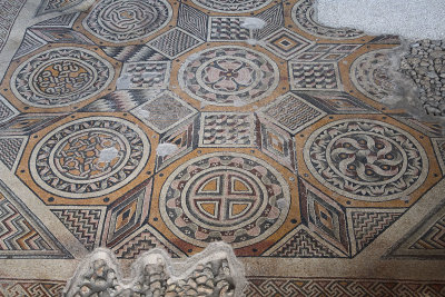 Antakya Museum Hotel Geometric mosaic sept 2019 5715.jpg