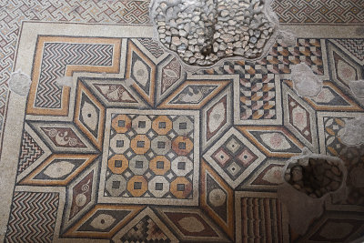 Antakya Museum Hotel Geometric mosaic sept 2019 5716.jpg