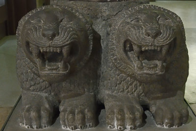 Antakya Archaeological Museum Pillar base with double lion sept 2019 5807.jpg