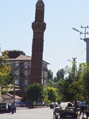 Aksaray Leaning Minaret 3115.jpg