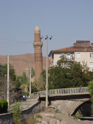 Aksaray Leaning-Minaret 3124.jpg
