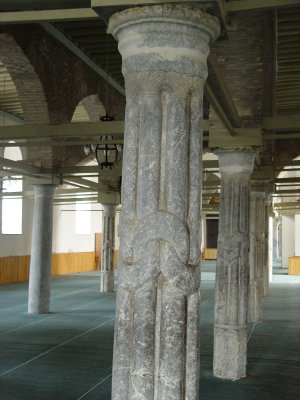 Konya Alaeddin Mosque prayer hall 3616.jpg