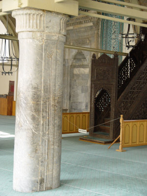 Konya Alaeddin Mosque prayer hall 3621.jpg