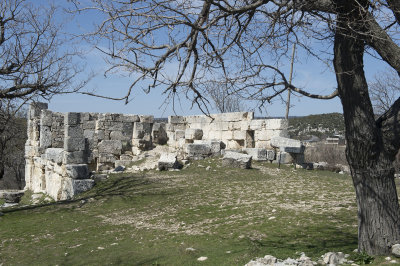 Diocaesarea (Isauria) Tyche temple cella 9363 - kopie.jpg