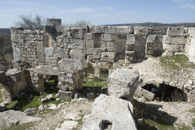 Diocaesarea (Isauria) Tyche temple cella 9364 - kopie.jpg