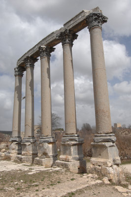 Diocaesarea (Isauria) Tyche temple peripteros 3475.jpg