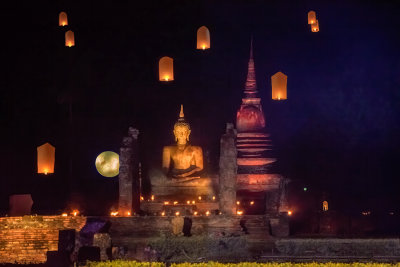 Loi Krathong Lanterns & Full Moon Rising