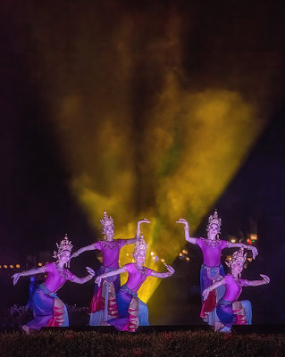 Loi Krathong Festival Dancers