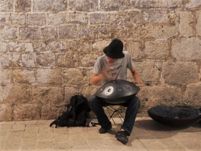 M_Dubrovnik_street_musician_HerzogJ.jpg