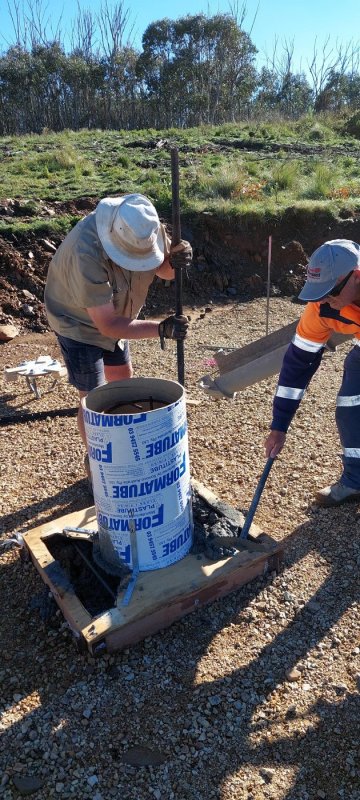 Filling the column footing and agitating the concrete 