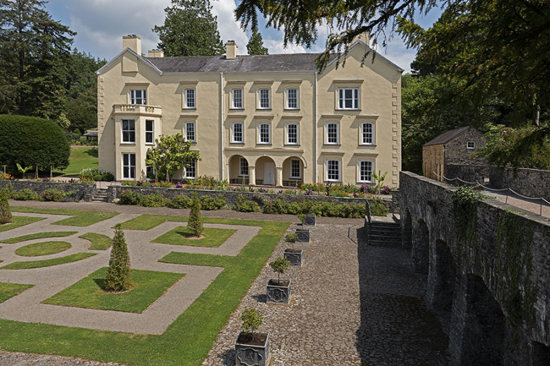 Elizabethan Cloister Garden