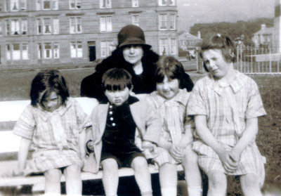 1925 Teresa with Norma Bill Virginia Alethea at Blackpool