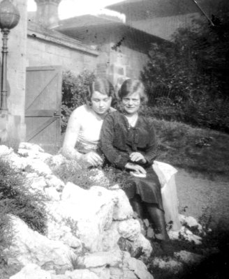 1932 Alethea and Jenny the maid at Langa