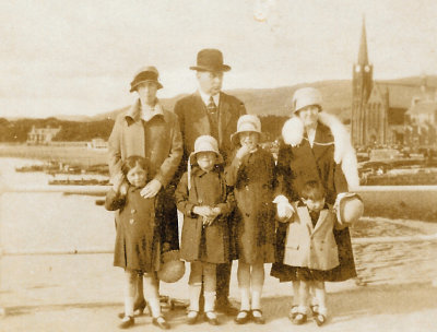 1925 Veronica Willie Norma Virgy Alethea Bill, nanny at Largs