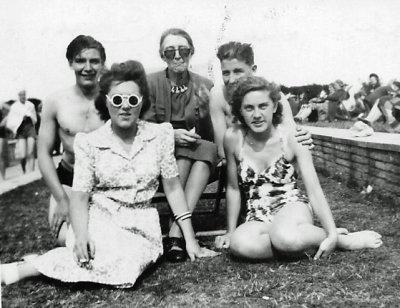 1943* Virgy Veronica Clem w friends Finchley Lido London