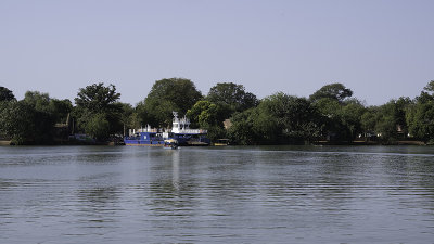 Ferry over the Gambiariver.jpg