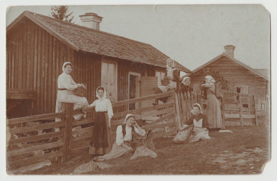 Lingblom girls, summer cabin