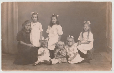 Swea berg on far left (youngest daughter of Per Johan), unknown girl next to her, and daughters of Carl Olof berg