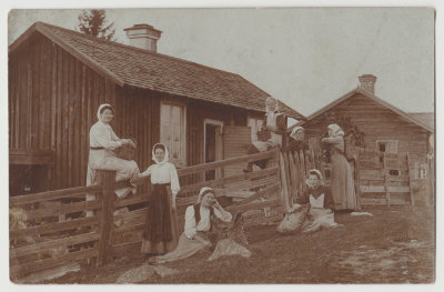 Lingblom women at summer cabin