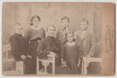 Helena berg and 5 children, Edsbyn professional photo - Elver, Elna (or Dorothea?), mother Ella, Robert, Swea, Josef Teodor