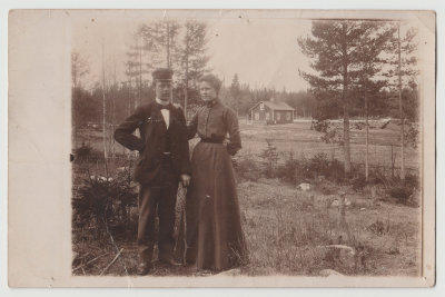 Unknown man and woman outside, house with woods in background, postcart to Karin Lingblom in Sweden