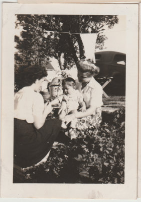 Margaret, Larry and Helen Oberg, Aug 1943