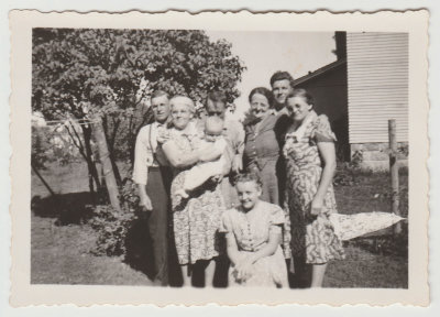 Oberg family, John, Clara, Hulda, Elna, Katherine and others (Knute or Harvey Anderson behind Elna?)