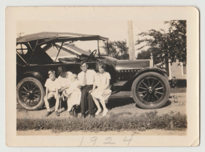 Oberg family with car, 1924