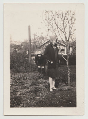Katherine Oberg, Harold Van Fleet photo bombing, 1930