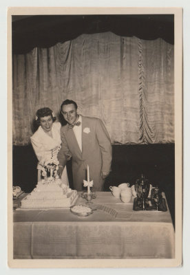 Pearl and Bob Van Fleet, wedding cake