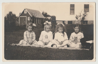 Linnea Nero, unknown girl, Dorothy Nero, Frances Nero (daughters of Hulda Oberg Nero)