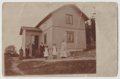 Lingblom family in front of home, Lingbo, Karin Lingblom on far right