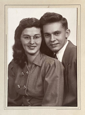 Unknown couple, maybe Hjalmer Nero & wife Veronica? (Austin Studios, CA), or Folke Anderson and second wife Joan? 