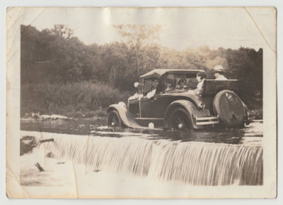 Car driving across river / dam, Obergs?