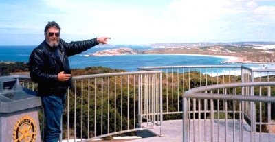 032-Max looks west at Esperance WA-1.jpg