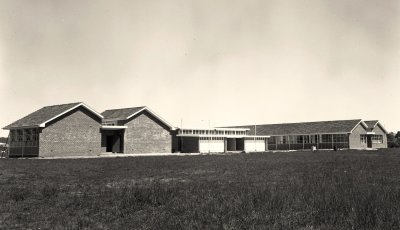 WYNYARD High School Looking SW 'C' Block left, Locker Rooms-Toilets and 'A' Block right 1961-002b.jpg