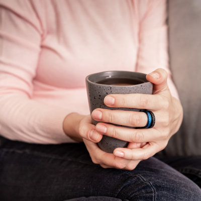 Woman-holding-tea-mug-sparkly-anxiety-rings-Australia-blue-black.jpg