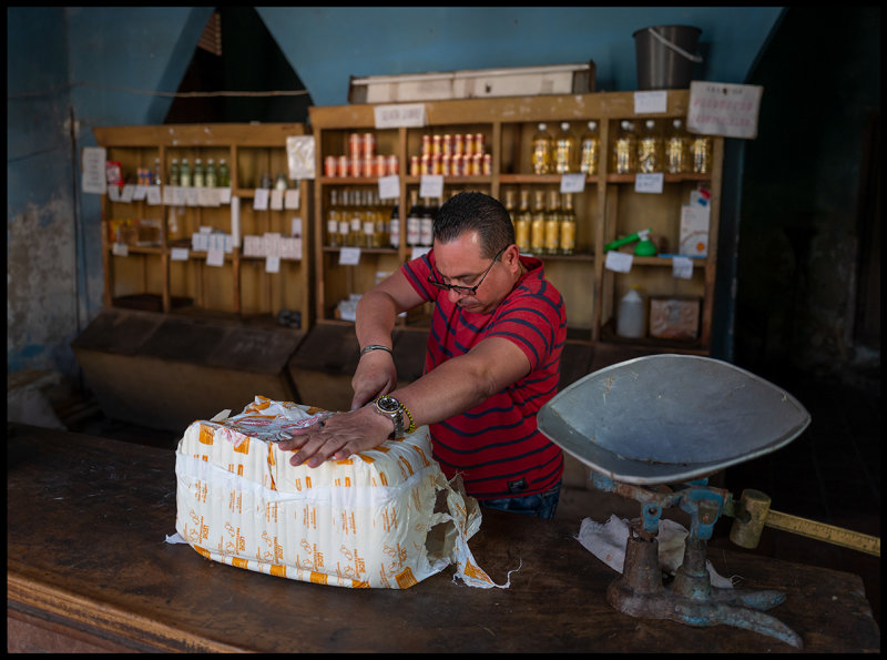 Cutting a fresh delivery of cheese - Camagey 