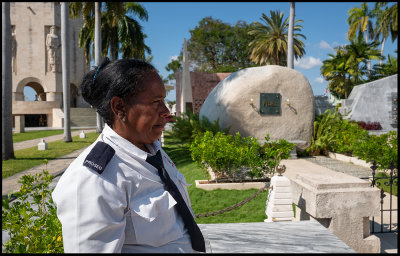 Gard at Fidel Castros tomb