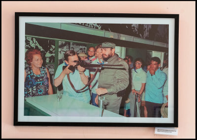 Palme visiting Cuba in 1975 (Photo inside Moncada)