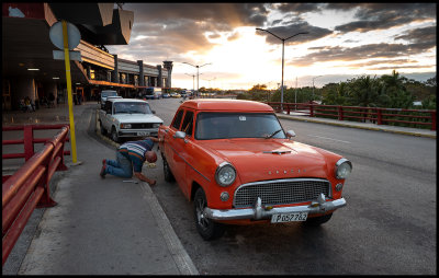 Fixing the tire of a Ford Consul Mark II (Havanah airport)