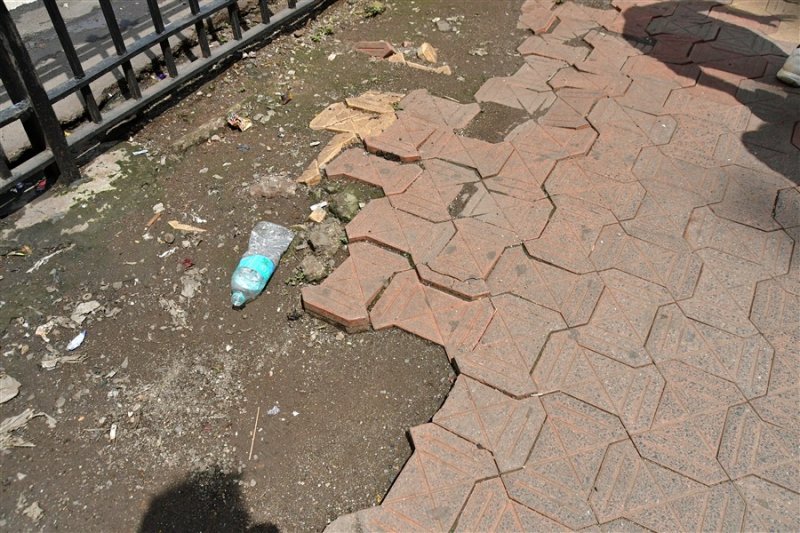 Waking hazard: Unfortunately a typical sidewalk - India_1_7708