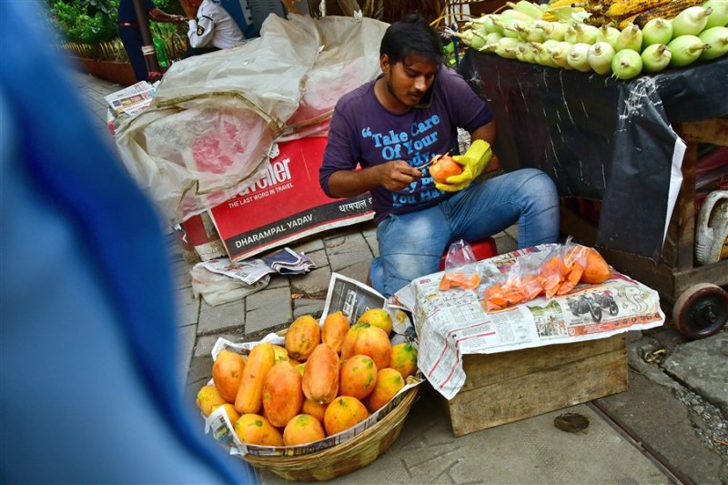 Preping papayas for sale - India_1_8043