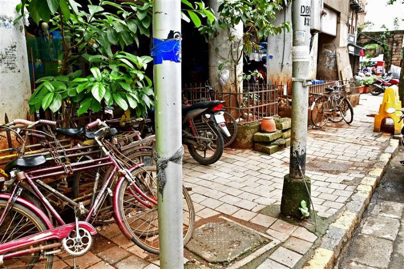 Sidewalks are often obstructed - India_1_8048
