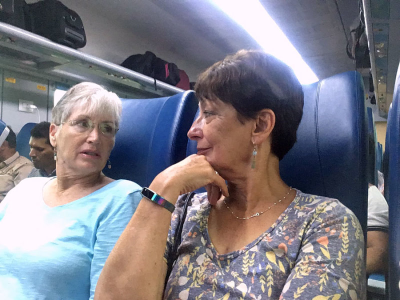 Girls on a train - India 1 i4643