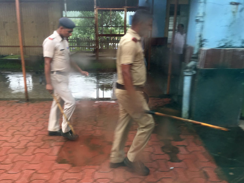 Police at Chiplun station - India 1 i5048