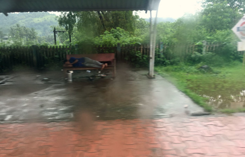 Sleeping at Chiplun station - India 1 i5073