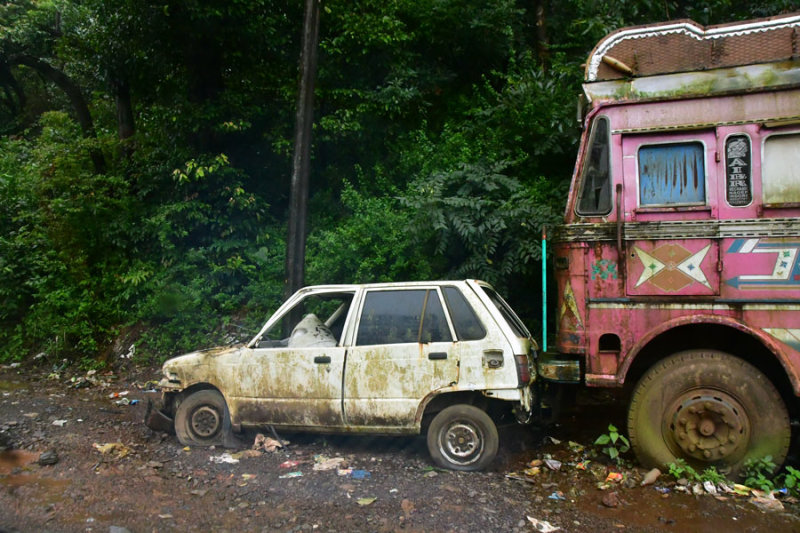 More vehicles abandoned by the road - India 1 8828 