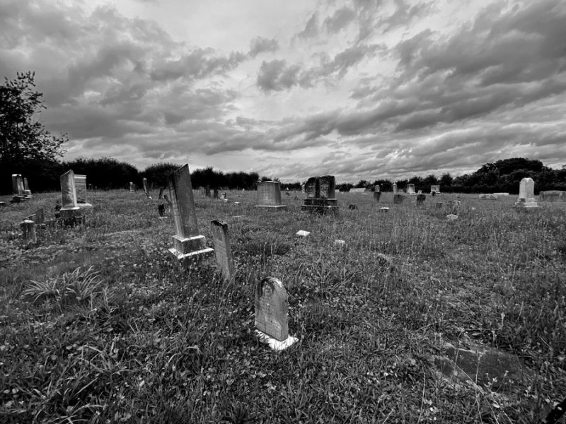 06-22 Church graveyard i4574bw